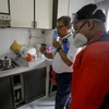 Nhân viên Công ty NEA hướng dẫn người dân diệt muỗi trong nhà ở quận Bedok North ngày 1/9. (Nguồn: EPA/ TTXVN)