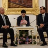 Thủ tướng Thái Lan Prayut Chan-o-cha (phải) và Thủ tướng Malaysia Najib Razak. (Nguồn: AFP/TTXVN)