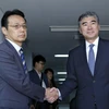 Đặc phái viên Mỹ về chính sách Triều Tiên Sung Kim (phải) và Vụ trưởng Vụ châu Á và Hải dương thuộc Bộ Ngoại giao Nhật Bản Kenji Kanasugi tại thủ đô Tokyo. (Nguồn: AFP/TTXVN)