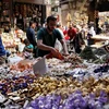 Người dân Syria mua sắm chuẩn bị cho kỳ nghỉ lễ Eid tại khu chợ cổ ở thủ đô Damascus ngày 10/9. (Nguồn: EPA/TTXVN)
