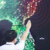 Một chuyên gia Cơ quan Khí tượng Hàn Quốc phân tích các dư chấn đo được sau vụ nổ được cho là vụ thử hạt nhân của Triều Tiên, tại Seoul ngày 9/9. (Nguồn: AFP/TTXVN)