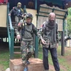 Con tin Kjartan Sekkingstad (phải) được thủ lĩnh tổ chức Mặt trận Giải phóng quốc gia Moro ở Philippines Nur Misuari (phải) trao trả cho nhà chức trách Chính phủ tại thị trấn Indanan, tỉnh Sulu ngày 18/9. (Nguồn: AFP/TTXVN)
