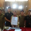 Công an Thanh Hóa bắt giữ đối tượng Xay Hơ, 40 tuổi, ở bản Hủa Khăng, huyện Sầm Nưa, tỉnh Hủa Phăn (Lào) vận chuyển heroin qua biên giới Việt-Lào. (Ảnh: Hoa Mai/TTXVN)