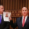 Chỉ huy cảnh sát thành phố New York James O'Neill (phải) và Thị trưởng New York Bill de Blasio trong cuộc họp báo tại thành phố New York về việc bắt giữ nghi phạm Ahmad Khan Rahami. (Nguồn: AFP/TTXVN)