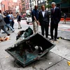 Thị trưởng thành phố New York Bill de Blasio (thứ hai, phải) và Thống đốc bang New York Andrew Cuomo (thứ ba, phải) tại hiện trường vụ nổ ở khu vực Chelsea ngày 18/9. (Nguồn: AFP/TTXVN)