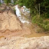 Bùn đất từ dự án sân golf của Tập đoàn FLC trôi xuống gây tắc nghẽn hệ thống thoát nước tại khu 3 phường Hà Trung hồi tháng 8. (Ảnh: Hoàng Giang/TTXVN)