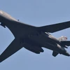 Một máy bay ném bom B-1B Lancer bay trên căn cứ Osan, Hàn Quốc. (Nguồn: CNN)