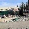 Xe chở hàng cứu trợ bị phá hủy sau cuộc không kích tại thị trấn Urum al-Kubra, Aleppo, Syria ngày 20/9. (Nguồn: EPA/TTXVN)
