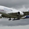 Máy bay A380 của hãng Airbus trình diễn tại Triển lãm hàng không quốc tế Farnborough, Anh ngày 11/7. (Nguồn: EPA/TTXVN)