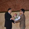 Đại diện ĐSQ Việt Nam tại Pháp (trái) trao tặng hoa cho anh Phạm Thành Trung, Chủ tịch Quỹ "Đồng hành." (Ảnh: Bích Hà/Vietnam+)
