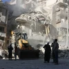 Cảnh đổ nát sau cuộc không kích tại khu vực Tariq a-Bab, Aleppo ngày 24/9. (Nguồn: AFP/TTXVN)