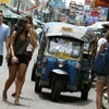 Du khách nước ngoài dạo chơi tại đường Khaosan, tuyến phố du lịch đông đúc của thủ đô Bangkok, Thái Lan. (Nguồn: EPA/TTXVN)