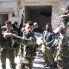 Binh sỹ quân đội Chính phủ Syria sau khi giành lại quyền kiểm soát doanh trại Handarat tại thành phố Aleppo ngày 25/9. (Nguồn: AFP/TTXVN)
