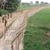 Lực lượng an ninh biên giới Ấn Độ tuần tra tại biên giới Ấn Độ - Pakistan ngày 26/9. (Nguồn: EPA/TTXVN)
