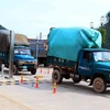Các phương tiện vận tải của Trung Quốc nhập cảnh vào Việt Nam để nhận hàng hóa. (Ảnh: Thái Thuần/TTXVN)