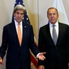 Ngoại trưởng Nga Sergei Lavrov (phải) và Ngoại trưởng Mỹ John Kerry (trái) trong cuộc gặp tại Geneva, Thụy Sĩ ngày 9/9. (Nguồn: AFP/TTXVN)