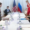 Ngoại trưởng Nga Sergei Lavrov (phải) và Ngoại trưởng Mỹ John Kerry (trái) trong cuộc gặp tại Geneva, Thụy Sĩ ngày 26/8. (Nguồn: EPA/TTXVN)
