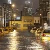 Cảnh ngập lụt trên một đường phố ở Queens Borough, New York, Mỹ sau cơn bão Sandy ngày 29/10/ 2012. (Nguồn: THX/TTXVN)