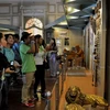 Các đại biểu thanh niên Đông Nam Á-Nhật Bản (SSEAYP 2015) tham quan bảo tàng Thành phố Hồ Chí Minh. (Ảnh: An Hiếu/TTXVN)