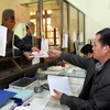 Người dân nộp lệ phí trước bạ tại Cục thuế tỉnh Lạng Sơn. (Ảnh: Hoàng Hùng/TTXVN)