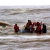 Lực lượng cứu hộ tiếp cận tàu bị nạn và cứu được 4 thuyền viên. (Ảnh: Mạnh Thành/TTXVN)