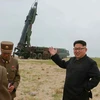 Nhà lãnh đạo Triều Tiên Kim Jong-un thị sát một vụ phóng thử tên lửa tầm trung Musudan tại thành phố Wonsan ở bờ biển phía đông Triều Tiên. (Nguồn: Yonhap/TTXVN)