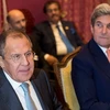  Ngoại trưởng Nga Sergei Lavrov (trái) và người đồng nhiệm Mỹ John Kerry tại cuộc họp ở Lausanne ngày 15/10. (Nguồn: AFP/TTXVN)