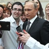 Người dân Nga chụp ảnh cùng Tổng thống Vladimir Putin. (Nguồn: Sputnik)