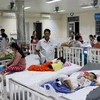 Các trẻ được cấp cứu tại Bệnh viện Đa khoa huyện Tam Bình. (Ảnh: Phạm Minh Tuấn/TTXVN)