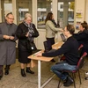 Cử tri Litva tại một điểm bầu cử ở Vilnius ngày 23/10. (Nguồn: THX/TTXVN)