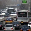 Các phương tiện tham gia giao thông chen chúc trên đường phố Bắc Kinh ngày 7/4. (Nguồn: EPA/TTXVN)