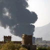Khói bốc lên sau một cuộc không kích tại thủ đô Sanaa, Yemen. (Nguồn: AFP/TTXVN)