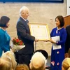 Đại sứ Lê Thị Tuyết Mai trao tặng Huân chương Hữu nghị cho cựu Ngoại trưởng Na Uy Thorvald Stoltenberg. (Ảnh: Diễm Quỳnh/Vietnam+)