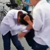 Một nam sinh ở thị trấn Minh Tân (Kinh Môn, Hải Dương) bị bạn đánh hội đồng, làm nhục giữa ban ngày. (Ảnh cắt từ clip)
