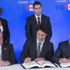 Chủ tịch Ủy ban châu Âu Jean-Claude Juncker, Thủ tướng Canada Justin Trudeau, Chủ tịch Hội đồng châu Âu Donald Tusk tại lễ ký CETA ở Brussels. (Nguồn: AP/TTXVN)