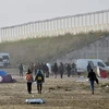  Người di cư sơ tán khỏi khu trại ở Calais ngày 26/10. (Nguồn: AFP/TTXVN)