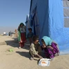 Trẻ em tị nạn Afghanistan tại khu lều tạm ở ngoại ô Kabul ngày 19/10. (Nguồn: AFP/TTXVN)