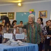 Kiều bào Campuchia quyên góp ủng hộ đồng bào miền Trung. (Ảnh: Nguyễn Lâm/Vietnam+