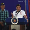 Tổng thống Philippine Rodrigo Duterte (phải) và Bộ trưởng Quốc phòng Delfin Lorenzana (trái) trong cuộc họp tại căn cứ quân sự thị trấn San Miguel, tỉnh Bulacan, phía bắc Manila ngày 15/9. (Nguồn: AFP/TTXVN)