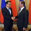 Thủ tướng Nga Dmitry Medvedev (phải) và Thủ tướng Trung Quốc Lý Khắc Cường. (Nguồn: AFP/TTXVN)