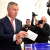 Thủ tướng Montenegro Milo Djukanovic bỏ phiếu tại một điểm bầu cử ở Podgorica ngày 16/10. (Nguồn: EPA/TTXVN)