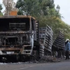Xe ôtô bị đốt phá trong các cuộc biểu tình chống Chính phủ ở Sebeta, Ethiopia ngày 13/10. (Nguồn: AFP/TTXVN)