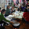 Du khách thưởng thức ẩm thực đêm tại chợ Đồng Văn. (Ảnh: Minh Quyết/TTXVN)