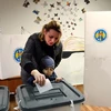Cử tri Moldova bỏ phiếu tại một điểm bầu cử ở Chisinau ngày 13/11. (Nguồn: AFP/TTXVN)