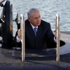 Thủ tướng Israel Benjamin Netanyahu bước lên từ tàu ngầm. (Nguồn: Reuters)