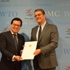 Đại sứ đặc mệnh toàn quyền Dương Chí Dũng trao Quốc thư của Chủ tịch nước CHXHCN Việt Nam tới ông Roberto Azevedo, Tổng Giám đốc WTO. (Ảnh: Hoàng Hoa/TTXVN)