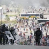 Cảnh sát Mexico ngăn chặn một cuộc biểu tình quá khích. (Nguồn: EPA/TTXVN)