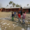 Một ngôi trường bị thiêu rụi trong cuộc xung đột ở ngoại ô Srinagar, thủ phủ mùa hè của Kashmir ngày 31/10. (Nguồn: EPA/TTXVN)