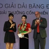 Ban tổ chức trao giải thưởng cá nhân có những đóng góp tích cực trong hỗ trợ những người trong Mạng lưới người sống chung với HIV Việt Nam. (Ảnh: Phương Vy/TTXVN)