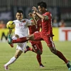 Pha tranh bóng giữa Lê Văn Thắng (trái) và cầu thủ Indonesia Stefano Lilipaly Bayu Pradana Andriatmoko (phải) trong trận đấu bán kết lượt đi. (Nguồn: AP/TTXVN)